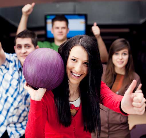 Birlikte bowling oynayan arkadaşlar